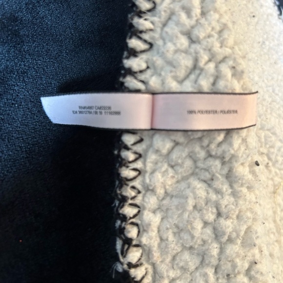 Victoria’s Secret Super Soft Sherpa Blanket - Picture 7 of 7